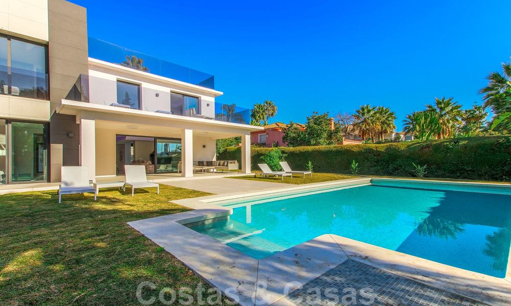 Listo para mudarse a una nueva y moderna villa de lujo en una zona residencial cerrada y asegurada en Nueva Andalucía, Marbella 23674
