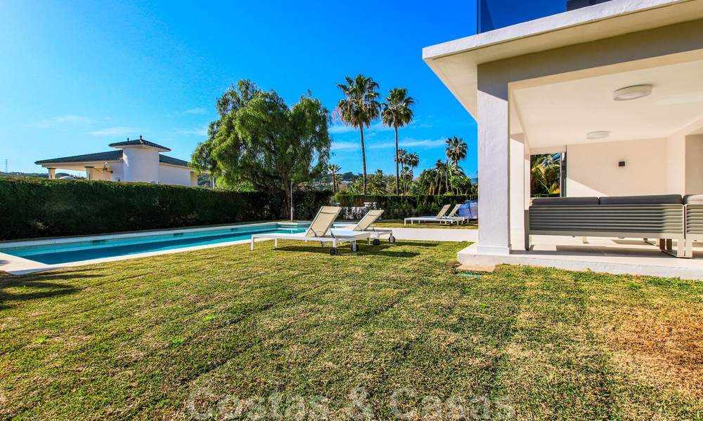 Listo para mudarse a una nueva y moderna villa de lujo en una zona residencial cerrada y asegurada en Nueva Andalucía, Marbella 23675