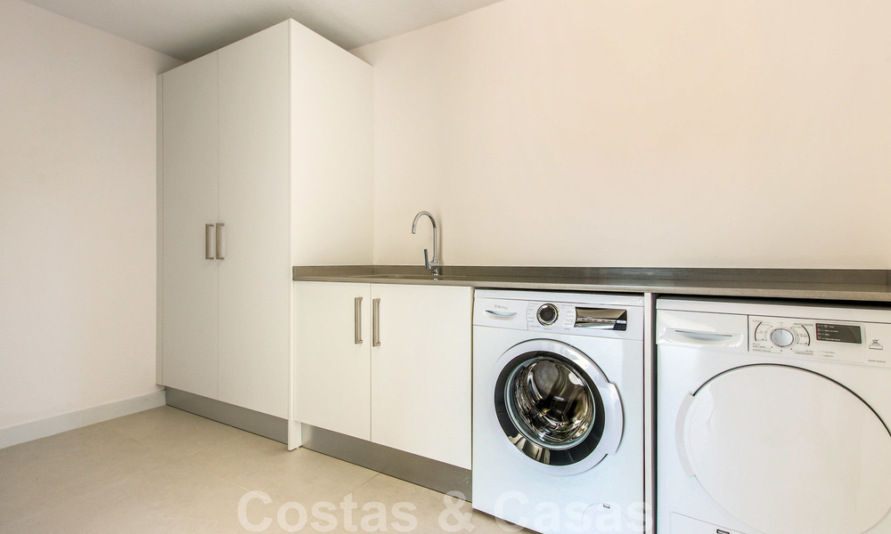 Listo para mudarse a una nueva y moderna villa de lujo en una zona residencial cerrada y asegurada en Nueva Andalucía, Marbella 23680