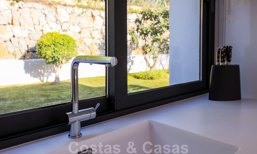 Listo para mudarse a una nueva y moderna villa de lujo en una zona residencial cerrada y asegurada en Nueva Andalucía, Marbella 23683