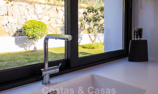 Listo para mudarse a una nueva y moderna villa de lujo en una zona residencial cerrada y asegurada en Nueva Andalucía, Marbella 23683 