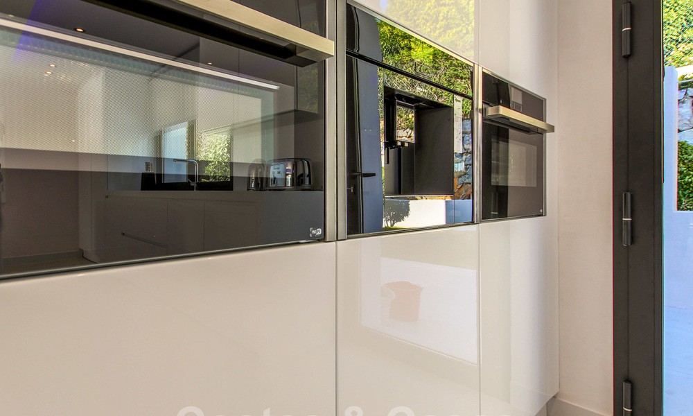 Listo para mudarse a una nueva y moderna villa de lujo en una zona residencial cerrada y asegurada en Nueva Andalucía, Marbella 23684