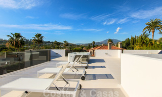 Listo para mudarse a una nueva y moderna villa de lujo en una zona residencial cerrada y asegurada en Nueva Andalucía, Marbella 23687 