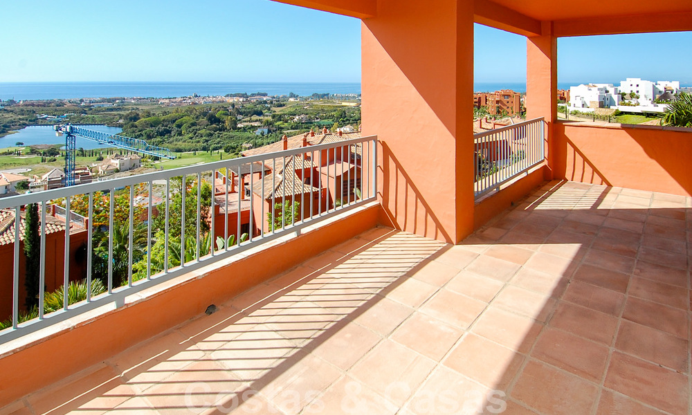 Apartamentos de lujo a la venta con impresionantes vistas al golf y al mar en Marbella - Benahavis 23706