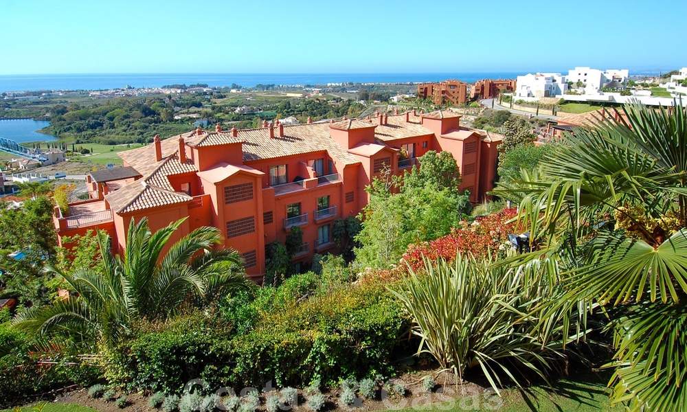 Apartamentos de lujo a la venta con impresionantes vistas al golf y al mar en Marbella - Benahavis 23707