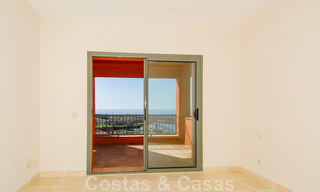 Apartamentos de lujo a la venta con impresionantes vistas al golf y al mar en Marbella - Benahavis 23710 