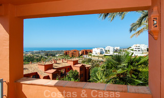 Apartamentos de lujo a la venta con impresionantes vistas al golf y al mar en Marbella - Benahavis 23712 