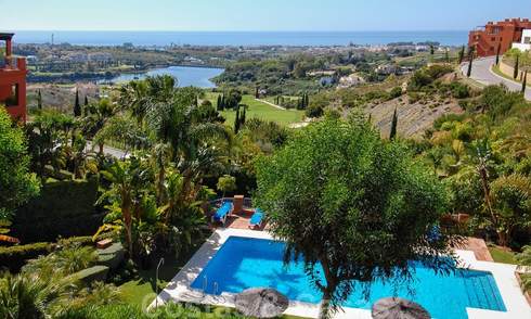 Apartamentos de lujo a la venta con impresionantes vistas al golf y al mar en Marbella - Benahavis 23728