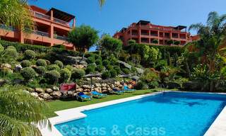 Apartamentos de lujo a la venta con impresionantes vistas al golf y al mar en Marbella - Benahavis 23730 