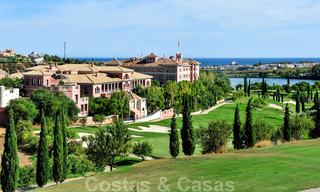 Apartamentos de lujo a la venta con impresionantes vistas al golf y al mar en Marbella - Benahavis 23992 