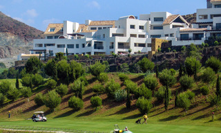 Modernos apartamentos de lujo en primera línea de golf con impresionantes vistas al golf y al mar en venta en Marbella - Benahavis 24087 