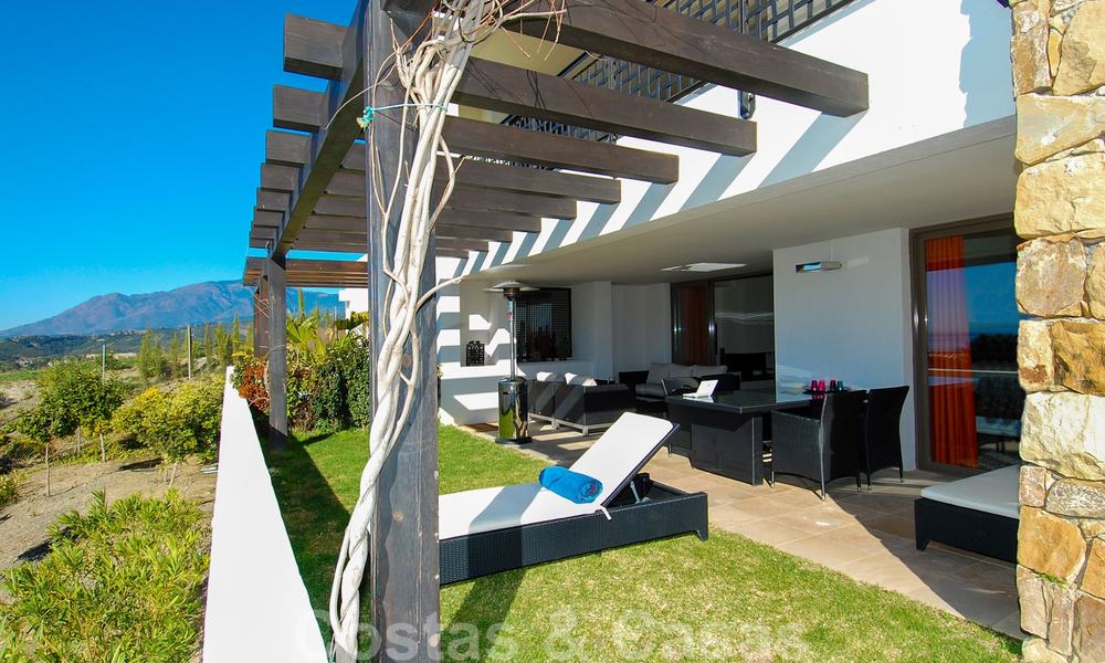 Modernos y espaciosos apartamentos de lujo con vistas al golf y al mar en venta en Marbella - Benahavis 24552