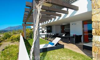 Modernos y espaciosos apartamentos de lujo con vistas al golf y al mar en venta en Marbella - Benahavis 24552 