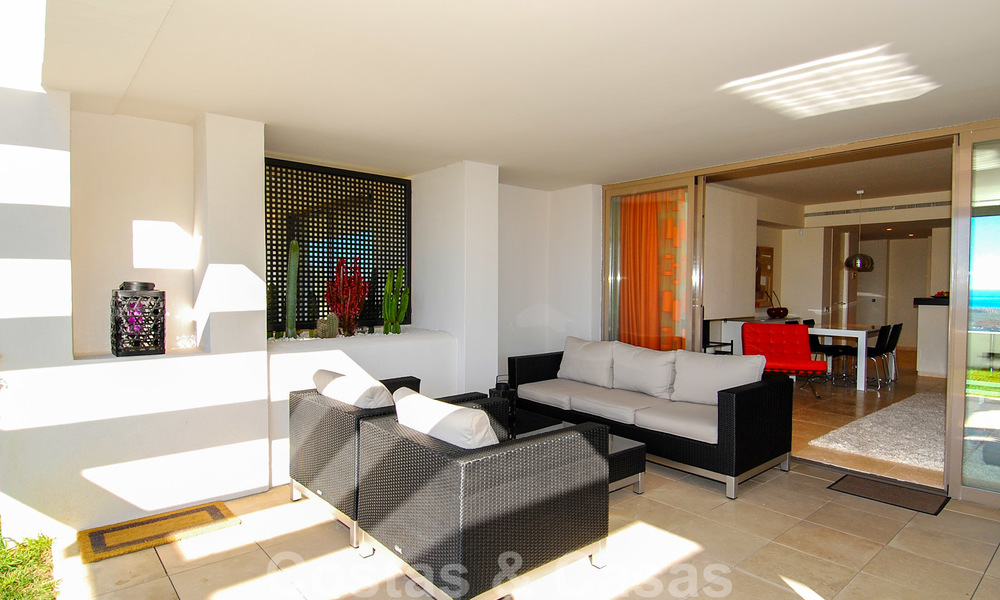 Modernos y espaciosos apartamentos de lujo con vistas al golf y al mar en venta en Marbella - Benahavis 24553