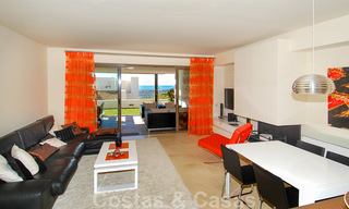 Modernos y espaciosos apartamentos de lujo con vistas al golf y al mar en venta en Marbella - Benahavis 24556 