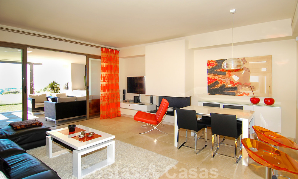 Modernos y espaciosos apartamentos de lujo con vistas al golf y al mar en venta en Marbella - Benahavis 24557