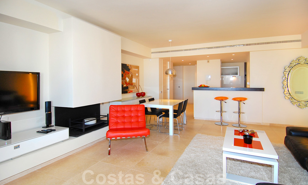Modernos y espaciosos apartamentos de lujo con vistas al golf y al mar en venta en Marbella - Benahavis 24558