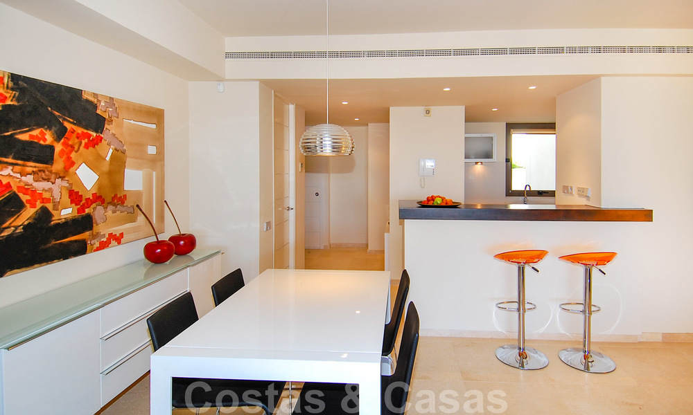 Modernos y espaciosos apartamentos de lujo con vistas al golf y al mar en venta en Marbella - Benahavis 24559