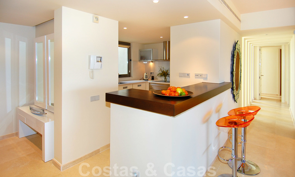 Modernos y espaciosos apartamentos de lujo con vistas al golf y al mar en venta en Marbella - Benahavis 24560