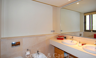 Modernos y espaciosos apartamentos de lujo con vistas al golf y al mar en venta en Marbella - Benahavis 24566 