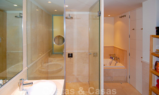 Modernos y espaciosos apartamentos de lujo con vistas al golf y al mar en venta en Marbella - Benahavis 24567 