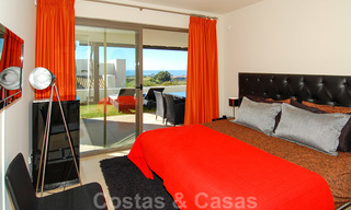 Modernos y espaciosos apartamentos de lujo con vistas al golf y al mar en venta en Marbella - Benahavis 24570 