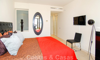 Modernos y espaciosos apartamentos de lujo con vistas al golf y al mar en venta en Marbella - Benahavis 24571 