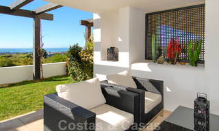 Modernos y espaciosos apartamentos de lujo con vistas al golf y al mar en venta en Marbella - Benahavis 24572 