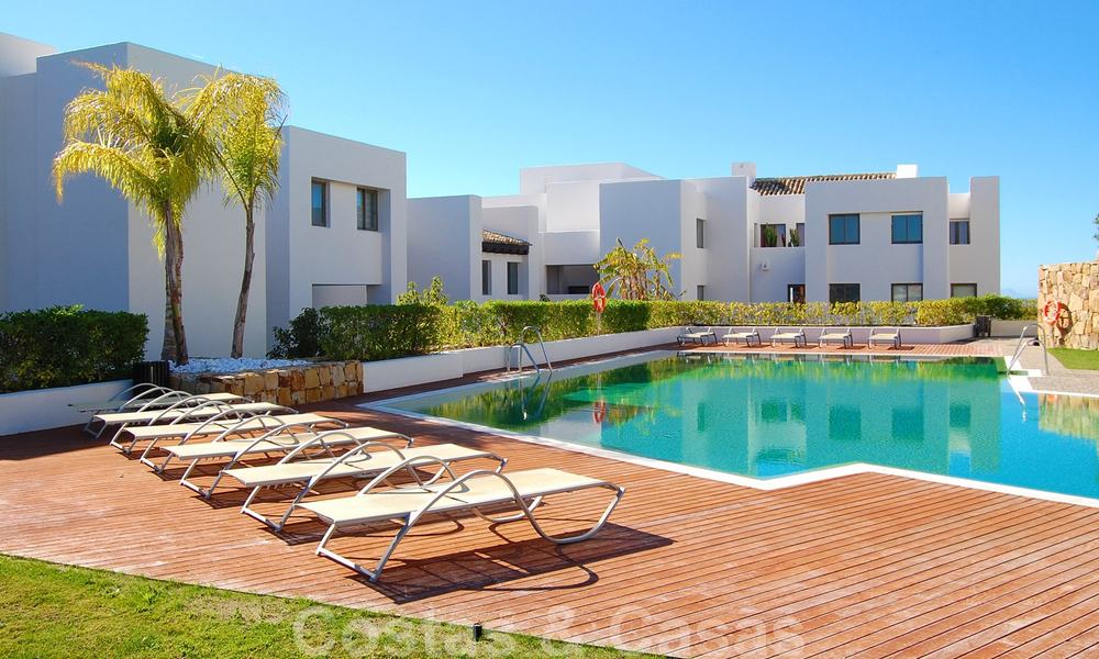 Modernos y espaciosos apartamentos de lujo con vistas al golf y al mar en venta en Marbella - Benahavis 24576