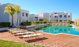 Modernos y espaciosos apartamentos de lujo con vistas al golf y al mar en venta en Marbella - Benahavis 24576 