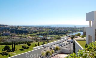 Modernos y espaciosos apartamentos de lujo con vistas al golf y al mar en venta en Marbella - Benahavis 24577 