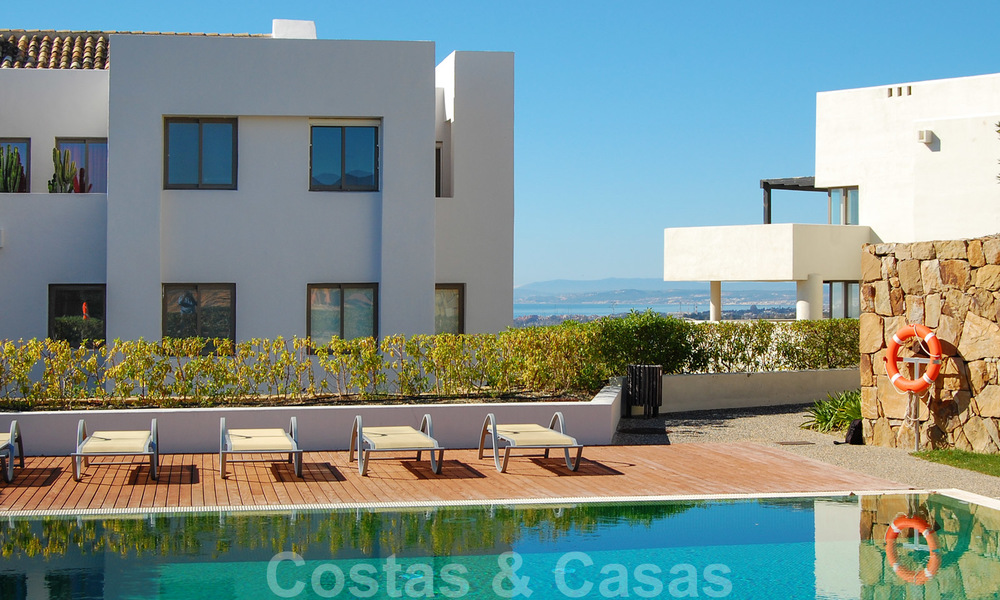 Modernos y espaciosos apartamentos de lujo con vistas al golf y al mar en venta en Marbella - Benahavis 24578