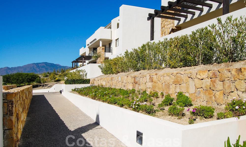 Modernos y espaciosos apartamentos de lujo con vistas al golf y al mar en venta en Marbella - Benahavis 24579