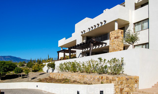 Modernos y espaciosos apartamentos de lujo con vistas al golf y al mar en venta en Marbella - Benahavis 24580 
