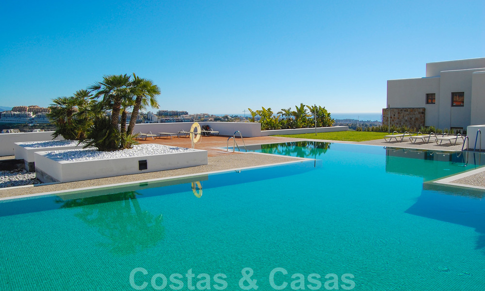 Modernos y espaciosos apartamentos de lujo con vistas al golf y al mar en venta en Marbella - Benahavis 24582