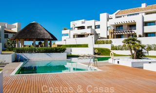 Modernos y espaciosos apartamentos de lujo con vistas al golf y al mar en venta en Marbella - Benahavis 24584 