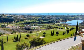 Modernos y espaciosos apartamentos de lujo con vistas al golf y al mar en venta en Marbella - Benahavis 24585 