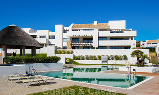 Modernos y espaciosos apartamentos de lujo con vistas al golf y al mar en venta en Marbella - Benahavis 24586 