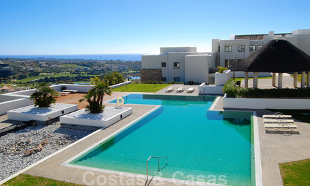 Modernos y espaciosos apartamentos de lujo con vistas al golf y al mar en venta en Marbella - Benahavis 24588