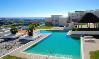 Modernos y espaciosos apartamentos de lujo con vistas al golf y al mar en venta en Marbella - Benahavis 24588 