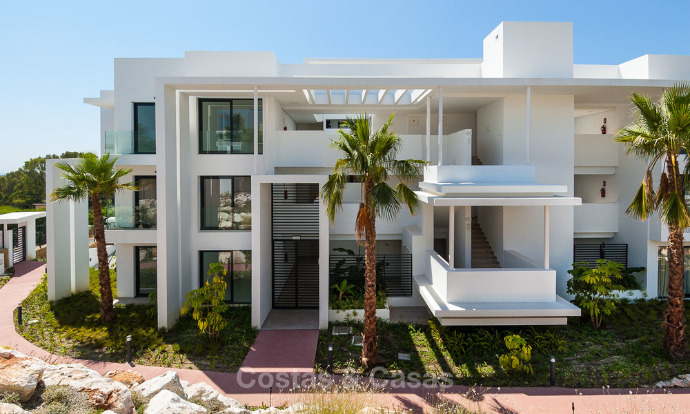 En venta en Atalaya Hills: Apartamentos de estilo moderno con vistas al golf y al mar en Benahavis - Marbella 24223