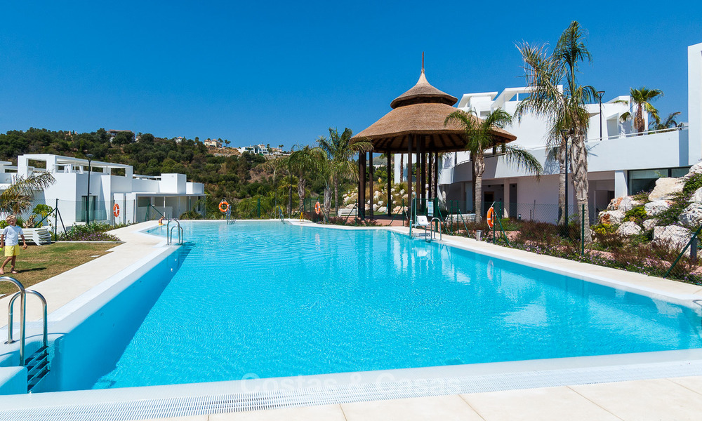 En venta en Atalaya Hills: Apartamentos de estilo moderno con vistas al golf y al mar en Benahavis - Marbella 24225
