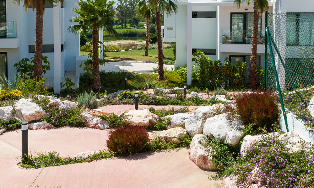 En venta en Atalaya Hills: Apartamentos de estilo moderno con vistas al golf y al mar en Benahavis - Marbella 24228