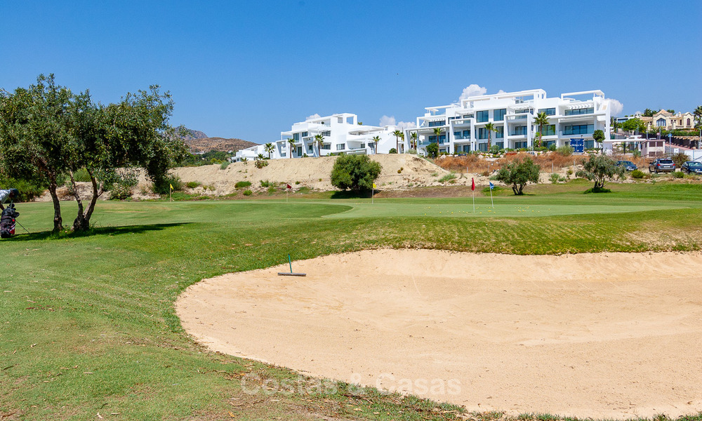 En venta en Atalaya Hills: Apartamentos de estilo moderno con vistas al golf y al mar en Benahavis - Marbella 24233