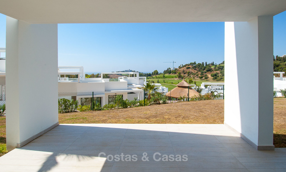 En venta en Atalaya Hills: Apartamentos de estilo moderno con vistas al golf y al mar en Benahavis - Marbella 24237