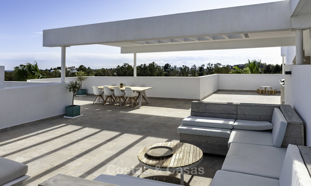 En venta en Atalaya Hills: Apartamentos de estilo moderno con vistas al golf y al mar en Benahavis - Marbella 24240