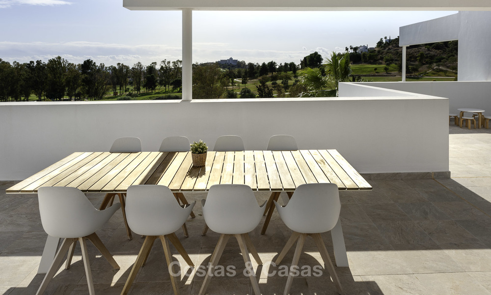 En venta en Atalaya Hills: Apartamentos de estilo moderno con vistas al golf y al mar en Benahavis - Marbella 24242