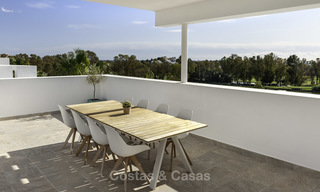 En venta en Atalaya Hills: Apartamentos de estilo moderno con vistas al golf y al mar en Benahavis - Marbella 24245 