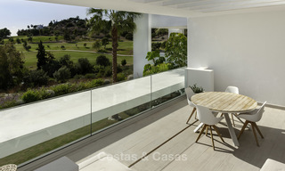 En venta en Atalaya Hills: Apartamentos de estilo moderno con vistas al golf y al mar en Benahavis - Marbella 24247 