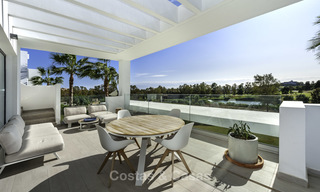 En venta en Atalaya Hills: Apartamentos de estilo moderno con vistas al golf y al mar en Benahavis - Marbella 24248 